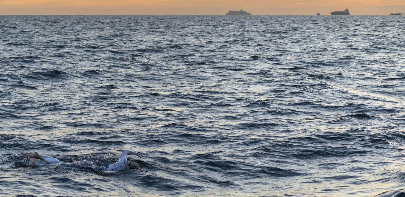 Sarah Thomas swims the English Channel